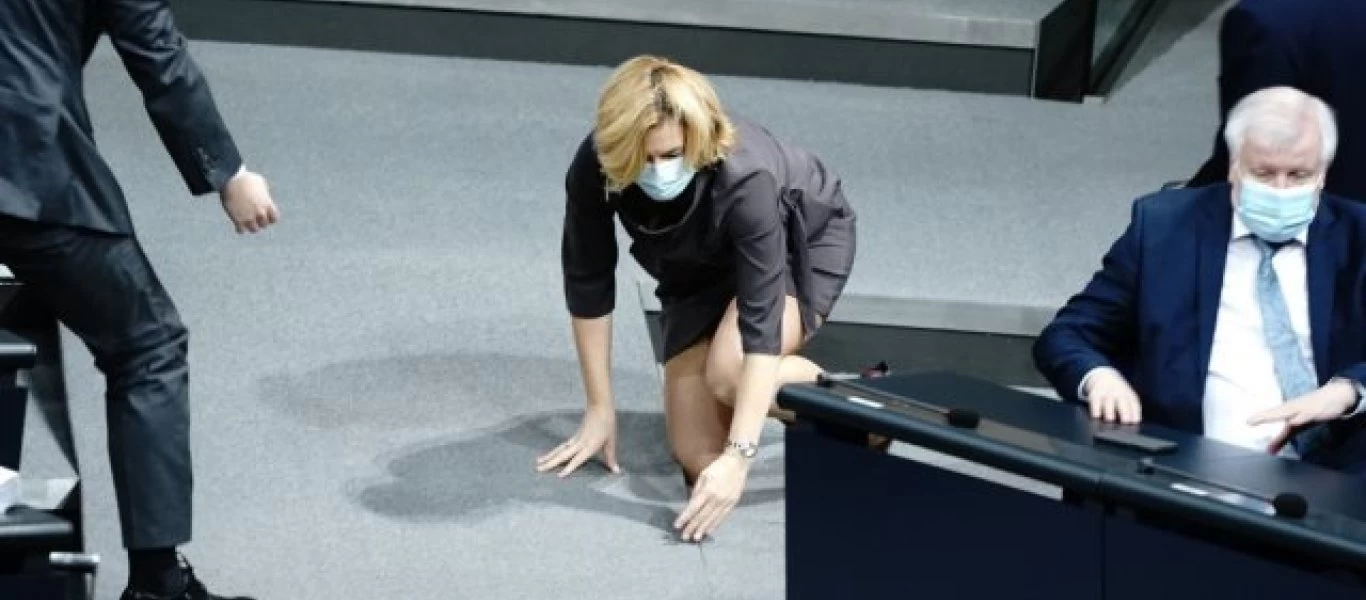 Η στιγμή που η Γερμανίδα υπουργός «τρώει τούμπα» μπροστά σε όλο το κοινοβούλιο (βίντεο)